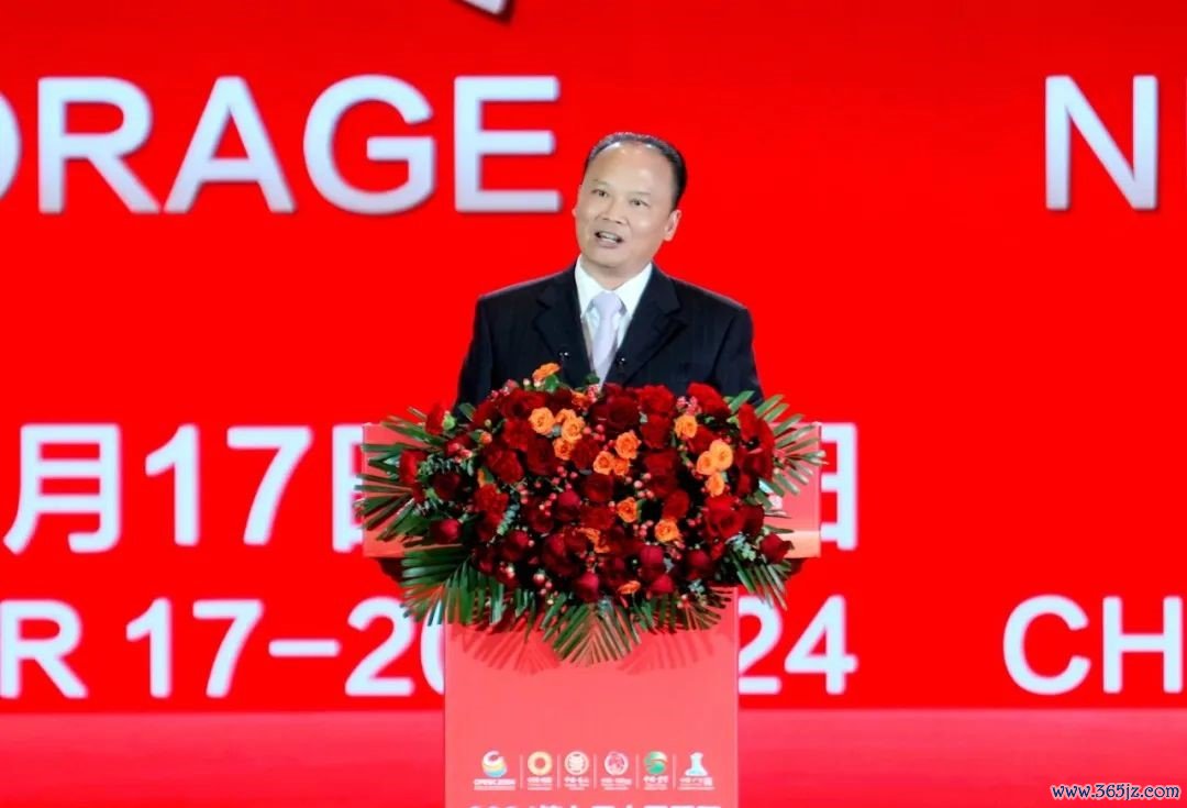 全国人大代表、全国工商联副主席、全联新能源商会执行会长、通威集团董事局刘汉元主席致辞