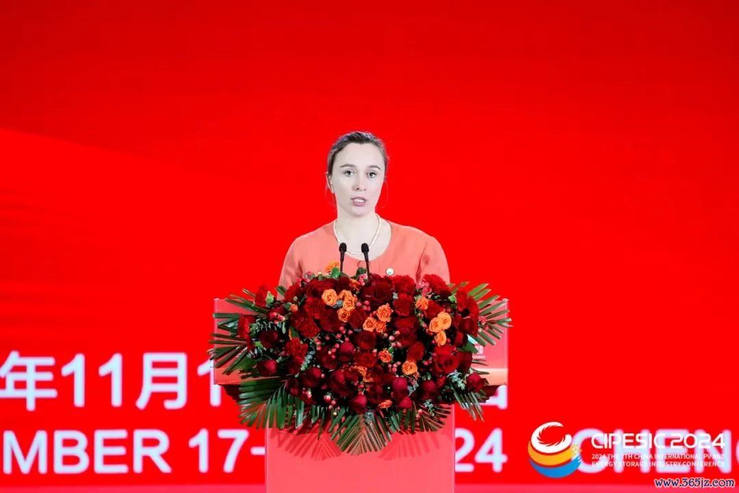 全球太阳能理事会首席执行官Sonia Dunlop作《全球光伏市场展望：趋势、预测和挑战》主题演讲