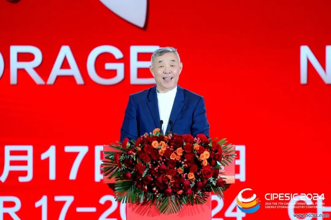 中国能源研究会常务理事李俊峰发布《共建良性行业生态 推动光储融合发展——促进光储行业健康发展倡议》