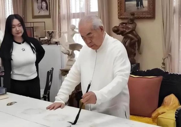 一片红配资 失联多日范曾终于发声！小50岁娇妻疑似生子隐身，亲女成最大笑话