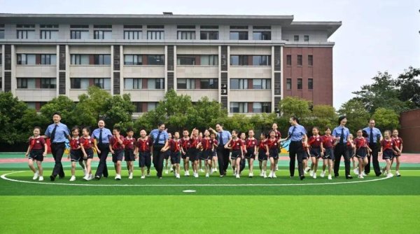 乐天盈配资 他们的脚印里，藏着最温暖的法治底色